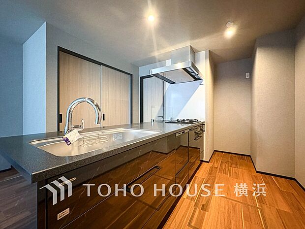 機能性とデザイン性を兼ね備えたシステムキッチン。リビングとの一体感も考慮され、美しい空間が実現。