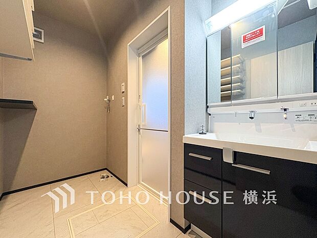 収納たっぷりの洗面台。毎朝身支度で活躍するスペースです。