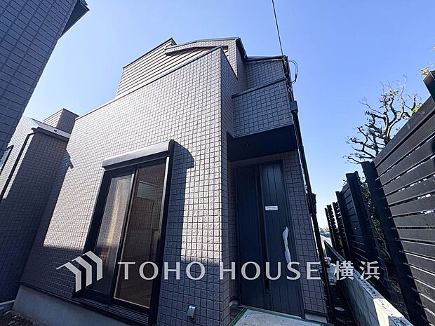 住む人を映し出す洗練された佇まいは、いつまでも輝き続けながらいつしか街の風景に溶け込んでいきます。