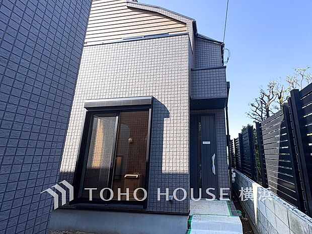 爽やかな青空の下に贅沢なほどに降り注ぐ陽光、豊かな居住性と、クオリティが見事に調和した住空間。