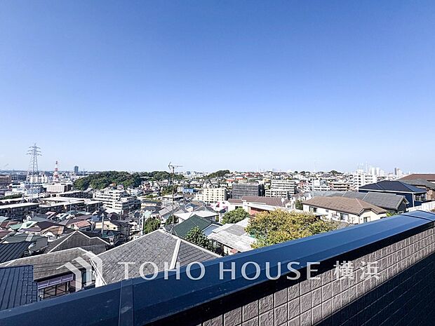 大空と眺望を心ゆくまで楽しめます。広々としたオープンエア空間が開放感あふれる毎日を演出。