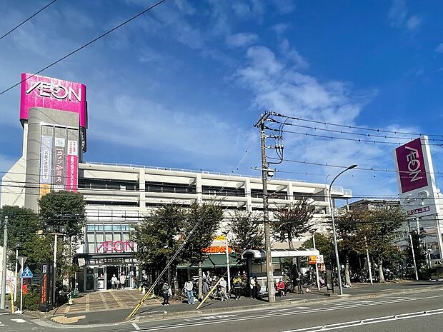 イオン駒岡店 1700m 食料品売り場は24時間営業。時間を問わずお買い物できるので便利ですね。無料立体駐車場270台完備。