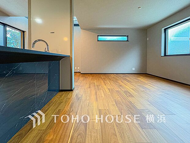 忙しい朝でも、しっかり家族が揃って食事をして頂けるゆとりある大きさのダイニングスペース。