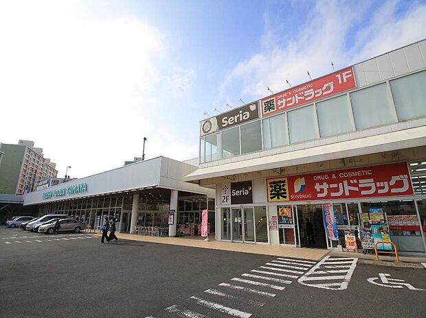 たまや深谷店　1500m　新鮮な食品や日用品を取り揃えています。営業時間9:30〜20:00　駐車場は無料。 