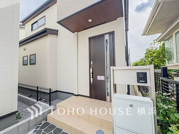 お住まいの顔となる玄関。住まう方のプライドを満たすクオリティを備えています。(2号棟)