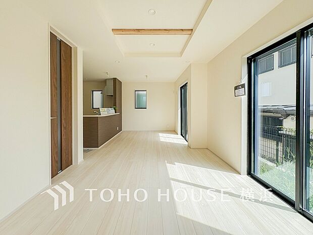 明るく開放的な空間が広がるLDK。室内には豊かな陽光が注ぎ込み、爽やかな住空間を演出。(2号棟)