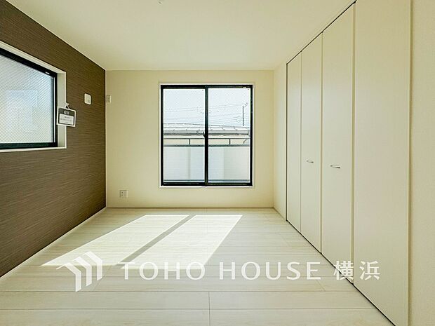 一日の疲れをいやしてくれる寝室。時を忘れて過ごす場所として過ごせるお部屋。(2号棟)