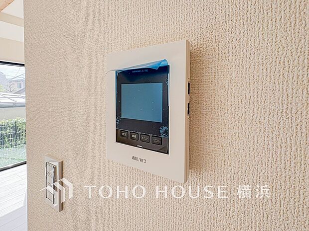 誰が来てもわかる様にモニター付きインターホンを設置。快適と安らぎを合わせた優しい設計。