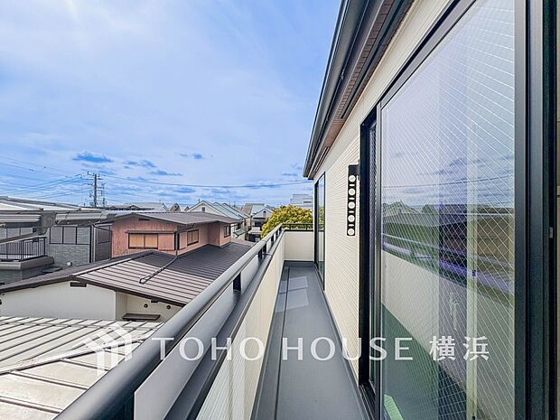 心地よい陽射しや暖かな風を楽しむことが出来るバルコニー。(2号棟)