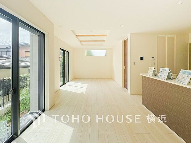 光と風があふれる開放的なリビングダイニングには自然と家族みんなが集まってきます。(2号棟)