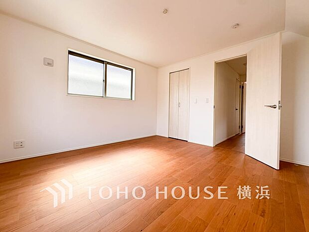 一日の疲れをいやしてくれる寝室。時を忘れて過ごす場所として過ごせるお部屋。