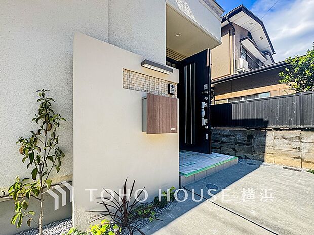 お住まいの顔となる玄関。住まう方のプライドを満たすクオリティを備えています。 