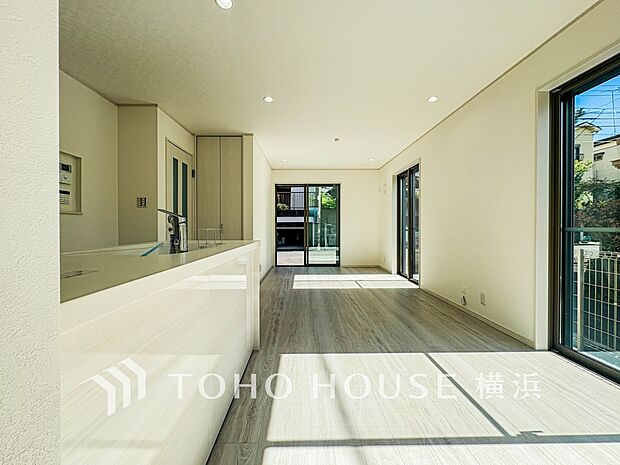 明るく開放的な空間が広がるLDK。室内には豊かな陽光が注ぎ込み、爽やかな住空間を演出。