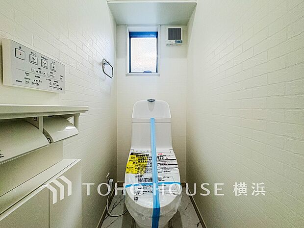 換気と明るさに配慮した、清潔感溢れるトイレ。落ち着いた空間で安らぎのひとときをお過ごしいただけます。