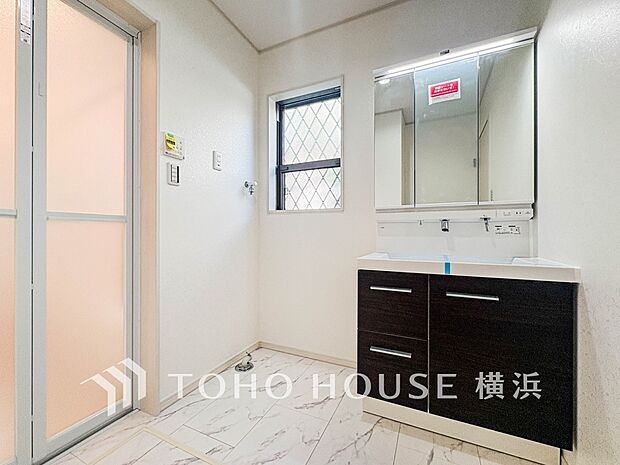 収納たっぷりの洗面台。毎朝身支度で活躍するスペースです。