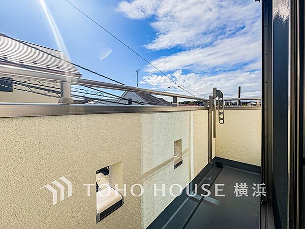 心地よい陽射しや暖かな風を楽しむことが出来るバルコニー。