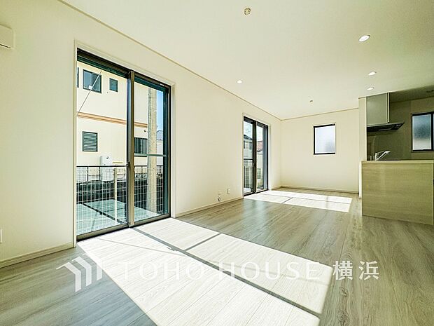 あたたかい日差しがたっぷり降り注ぐLDKは自然と家族の顔があかるい笑顔に。