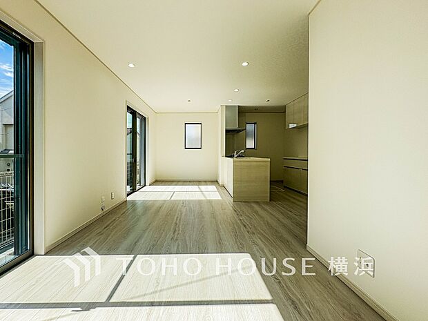 忙しい朝でも、しっかり家族が揃って食事をして頂けるゆとりある大きさのダイニングスペース。