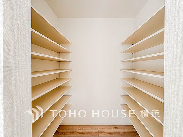 パントリーには缶詰や調味料などの食品類、かさばるペーパーやラップ類をまとめて収納できます。