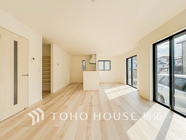 光と風があふれる開放的なリビングダイニングには自然と家族みんなが集まってきます。