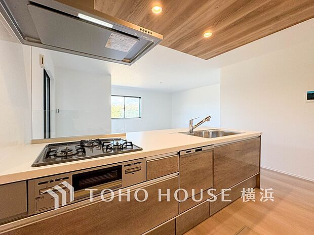 明るい自然光が入るキッチン。家族そろってキッチンに立っても調理がしやすく余裕の広さ。