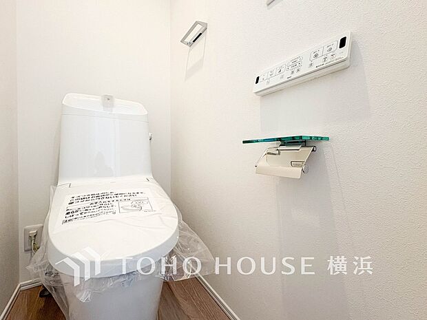 換気と明るさに配慮した、清潔感溢れるトイレ。落ち着いた空間で安らぎのひとときをお過ごしいただけます。