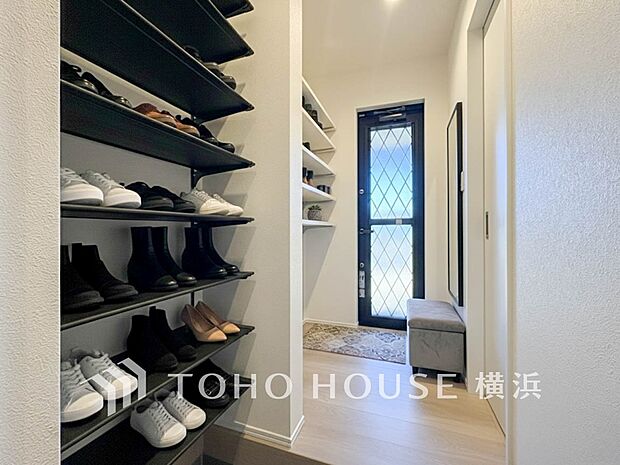 シューズインクローゼット完備でたくさんの靴をしっかり収納。 家具・装飾品等はAI加工です）