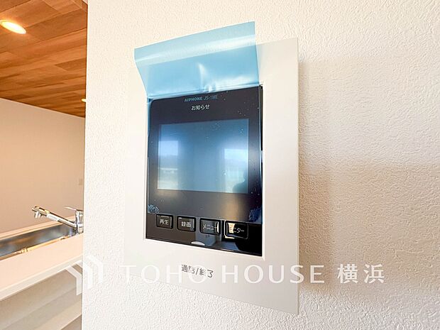 誰が来てもわかる様にモニター付きインターホンを設置。快適と安らぎを合わせた優しい設計。 