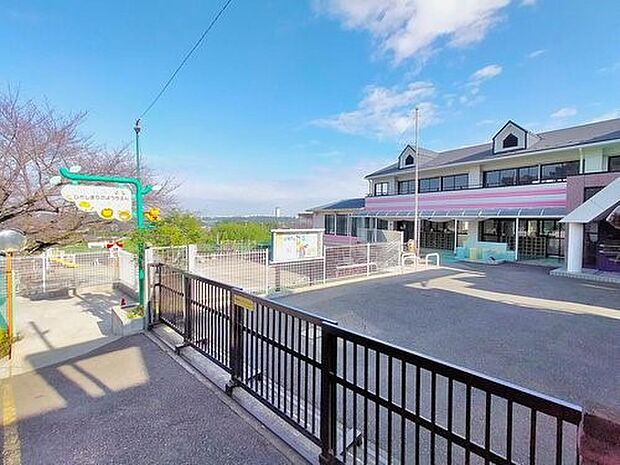 東俣野幼稚園　1200m　緑に囲まれた高台に位置し、晴れた日には富士山を望み、隣の東俣野中央公園や畑にお出かけします。 