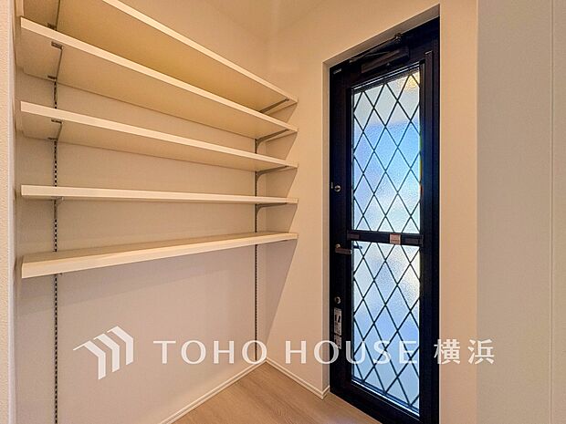 パントリーには缶詰や調味料などの食品類、かさばるペーパーやラップ類をまとめて収納できます。