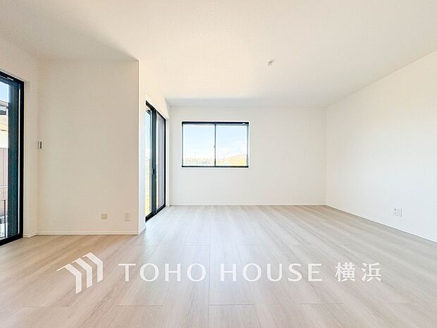 光と風があふれる開放的なリビングダイニングには自然と家族みんなが集まってきます。