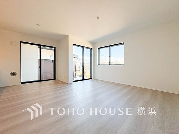 忙しい朝でも、しっかり家族が揃って食事をして頂けるゆとりある大きさのダイニングスペース。