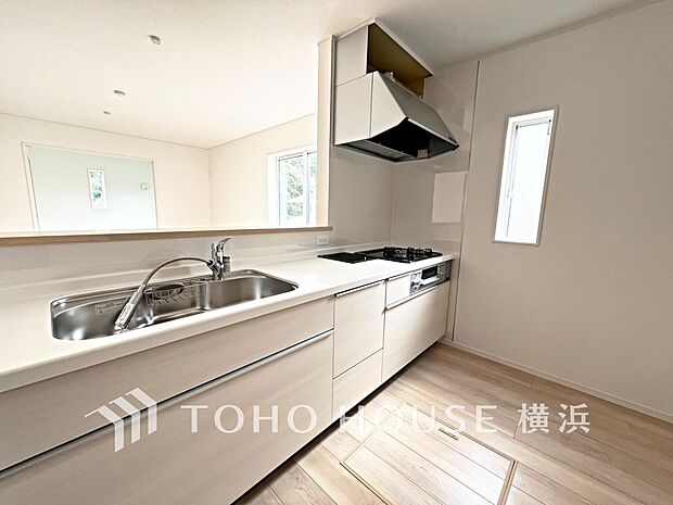 明るい自然光が入るキッチン。家族そろってキッチンに立っても調理がしやすく余裕の広さ。