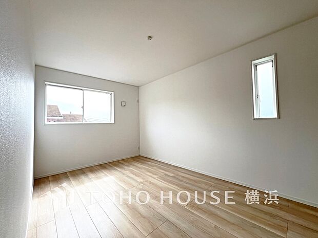 一日の疲れをいやしてくれる寝室。時を忘れて過ごす場所として過ごせるお部屋。