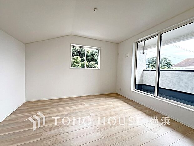 心地よい光と風があふれています。プライベートな自分時間を快適に過ごせるお部屋。