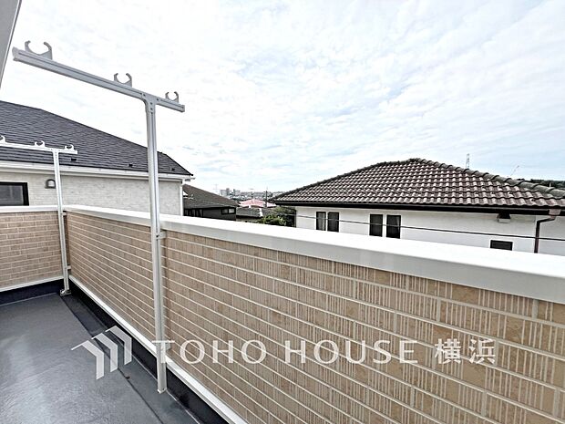 心地よい陽射しや暖かな風を楽しむことが出来るバルコニー。(1号棟)