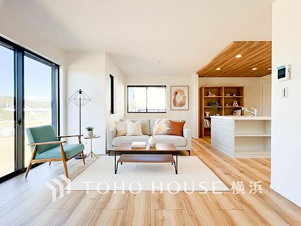 寛ぎとコミュニケーションを育む居心地のよい場所。（家具・装飾品はAI加工です）