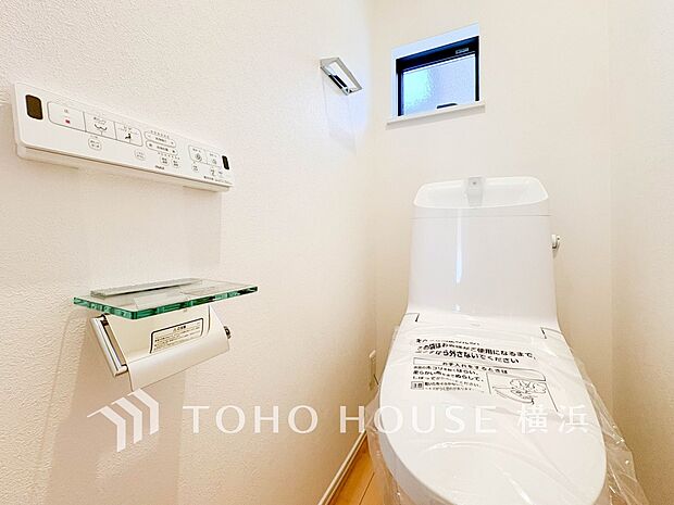 換気と明るさに配慮した、清潔感溢れるトイレ。落ち着いた空間で安らぎのひとときをお過ごしいただけます。