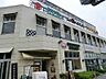 周辺：トレアージュ白旗　2100m　スーパーやフラワーショップ、ドラッグストアや回転すし、病院や書店などのテナントが入った複合施設。 