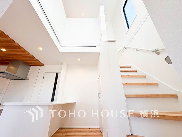 各フロアを結ぶ階段。集いの空間と一人の時間を楽しむプライベートルームをバランスよく繋いでいます。