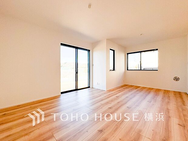 光と風があふれる開放的なリビングダイニングには自然と家族みんなが集まってきます。