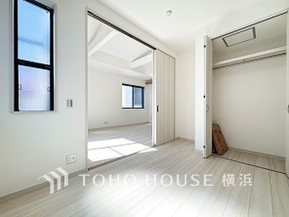 通風・採光にも優れ、心地よい光と風があふれています。プライベートな自分時間を快適に過ごせるお部屋。