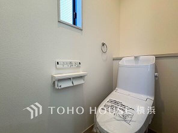 換気と明るさに配慮した、清潔感溢れるトイレ。落ち着いた空間で安らぎのひとときをお過ごしいただけます。