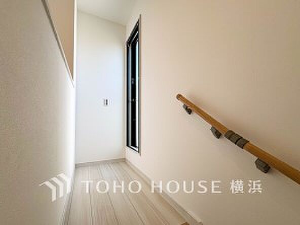 各フロアを結ぶ階段。集いの空間と一人の時間を楽しむプライベートルームをバランスよく繋いでいます。