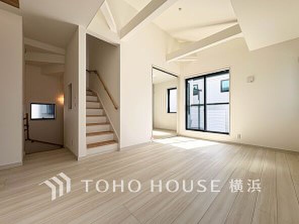 忙しい朝でも、しっかり家族が揃って食事をして頂けるゆとりある大きさのダイニングスペース。