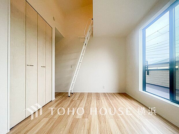 一日の疲れをいやしてくれる寝室。時を忘れて過ごす場所として過ごせるお部屋。