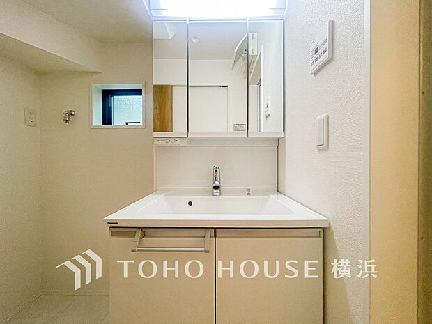 収納たっぷりの洗面台。毎朝身支度で活躍するスペースです。