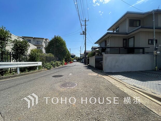 子育て環境、生活利便に優れた住環境に立地し、ゆとりある生活が送れます。（2025年9月撮影）