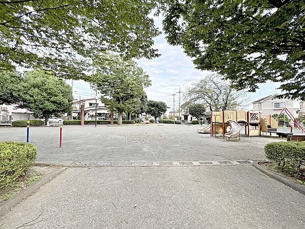 奈良町第七公園 270m 大きな木々に囲まれ、お子様が走り回れる広場、楽しく遊べる複合遊具や健康遊具があります。