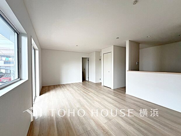 溢れる光をたっぷり取り込んだリビングダイニング。